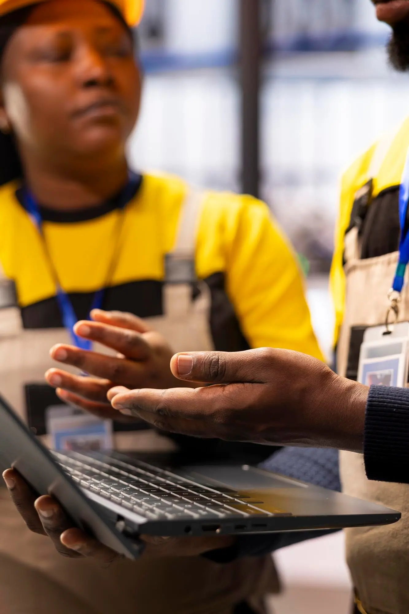 Техники умной фабрики, использующие ноутбук на автоматизированном промышленном предприятии.