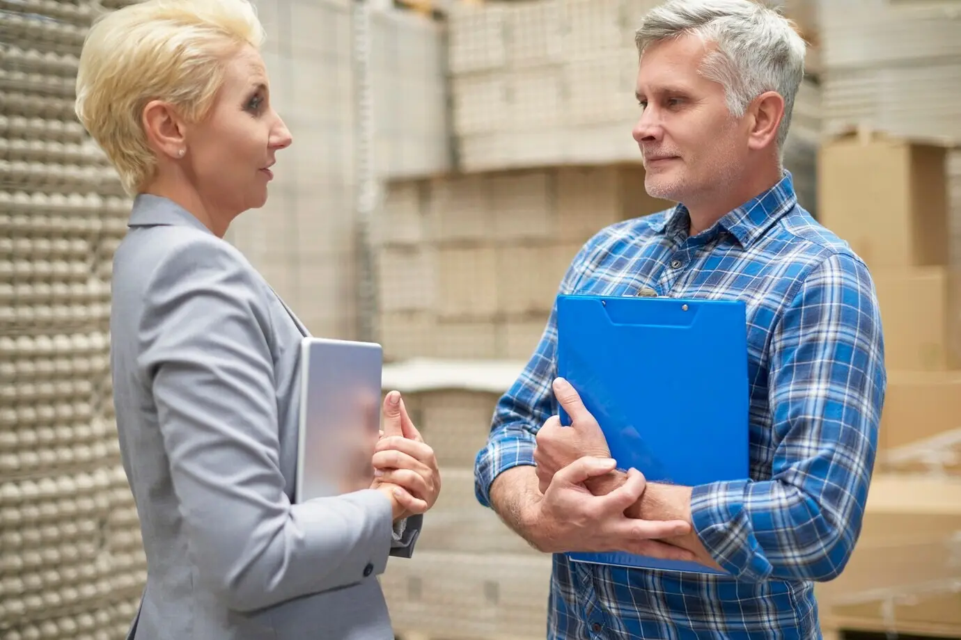 Два человека работают на складе.